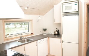 Fridge, microwave, stovetop, dishwasher - Cozy home in Væggerløse with sauna (Væggerløse)