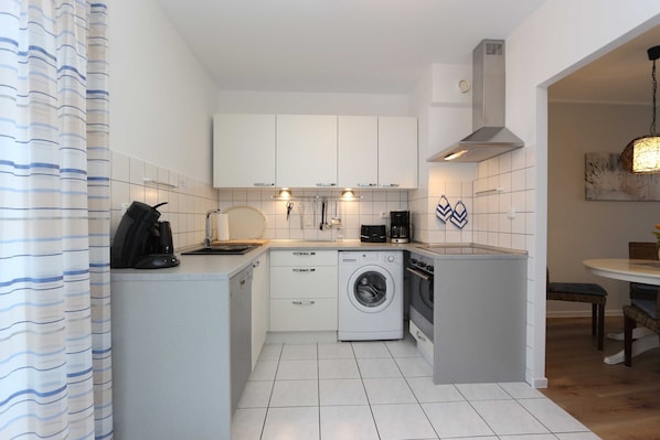 Kühlschrank, Mikrowelle, Ofen, Geschirrspüler