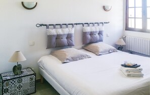 7 habitaciones, cuna de viaje y internet 