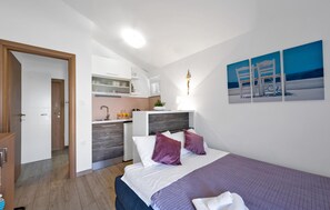 4 bedrooms, travel crib, free WiFi, bed sheets