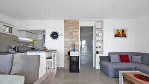 Un apartamento moderno con cocina, comedor y sala de estar.