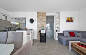 TV - Amazing home in Rogoznica with jacuzzi (Rogoznica)