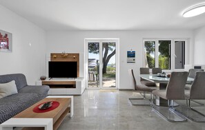 TV - Amazing home in Rogoznica with jacuzzi (Rogoznica)