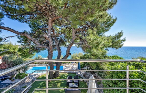 Property grounds - Amazing home in Rogoznica with jacuzzi (Rogoznica)