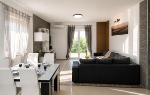 TV - Nice home in Rovinjsko Selo (Rovinjsko Selo)
