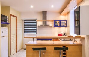Réfrigérateur, micro-ondes, plaque de cuisson, lave-vaisselle
