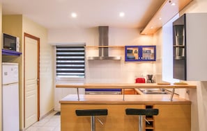 Réfrigérateur, micro-ondes, plaque de cuisson, lave-vaisselle
