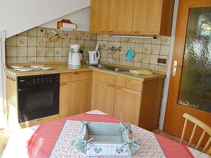 Kylskåp, ugn, kaffe- och tebryggare och vattenkokare