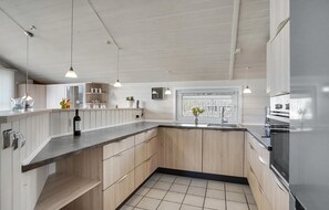 Réfrigérateur, plaque de cuisson, lave-vaisselle, cafetière/bouilloire