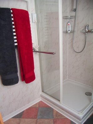 Dusche, Haartrockner, Handtücher, Seife