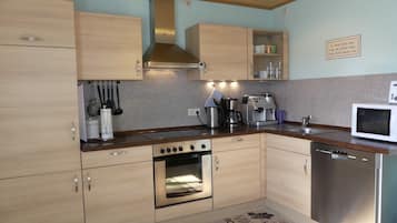 Kühlschrank, Mikrowelle, Ofen, Geschirrspüler