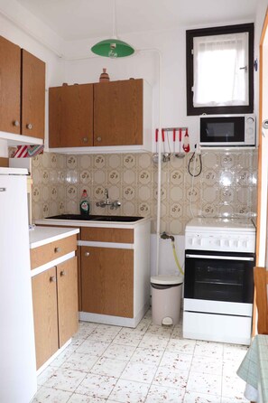 Jääkaappi, mikroaaltouuni, uuni, liesi