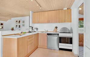 Fridge, stovetop, dishwasher, coffee/tea maker - Gorgeous home in Hejls with WiFi (Hejls)