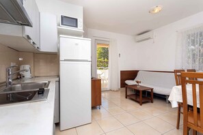 Fridge, microwave, stovetop, coffee/tea maker