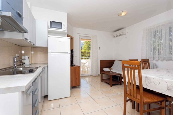 Fridge, microwave, stovetop, coffee/tea maker