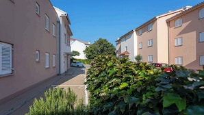 Property grounds - Holiday apartment only 100 m from the sea (Baška)