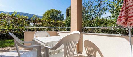 تناول الطعام بالخارج