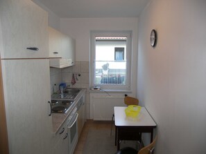 Køleskab, ovn, kaffe-/temaskine, elkedel