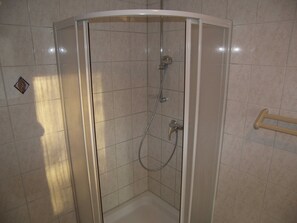 Séchoir à cheveux, savon, papier de toilette