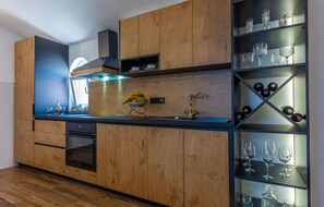 Réfrigérateur, plaque de cuisson, lave-vaisselle, cafetière/bouilloire