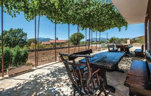 Outdoor dining - Gorgeous home in Sestanovac with sauna (Sestanovac)