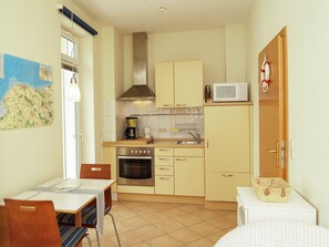 Kühlschrank, Mikrowelle, Ofen, Wasserkocher mit Kaffee-/Teezubehör