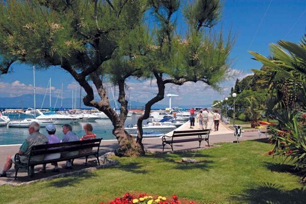 Property grounds - Holiday apartment just 250 m to the Adriatic (Malinska)