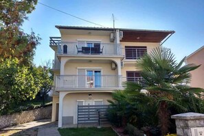 Exterior - Holiday apartment just 250 m to the Adriatic (Malinska)