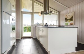 ثلاجة، موقد طهي مسطح، غسالة أطباق، ماكينة لصنع القهوة/الشاي