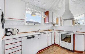 Réfrigérateur, four à micro-ondes, surface de cuisson, lave-vaisselle