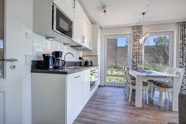 Fridge, microwave, oven, dishwasher - Villa Margarete Whg. 5 - Villa Margarete, BEACH NEXT (Heringsdorf)