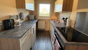 Kaffetrakter/tekoker, kjøleskap, mikrobølgeovn og ovn