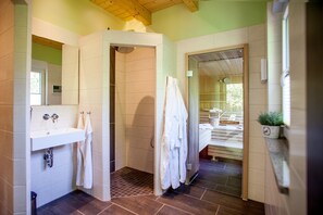 Dusj, hårføner og håndklær