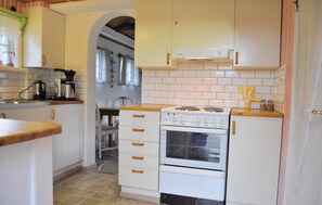 Fridge, stovetop, dishwasher, coffee/tea maker - Stunning home in Lärbro with WiFi (Lärbro)