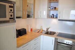 Kühlschrank, Mikrowelle, Ofen, Wasserkocher mit Kaffee-/Teezubehör