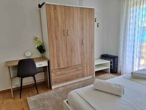 2 bedrooms, iron/ironing board, Internet