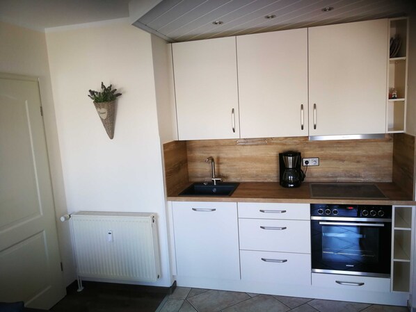 Kühlschrank, Ofen, Wasserkocher mit Kaffee-/Teezubehör, Wasserkocher