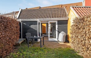 Outdoor dining - 2 bedroom nice home in Assens (Assens)
