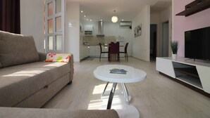 Un salon moderne avec un canapé, une table basse et un meuble pour la télévision.