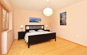 5 bedrooms, travel crib, free WiFi, bed sheets