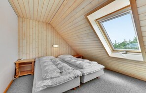 5 bedrooms, travel crib, free WiFi