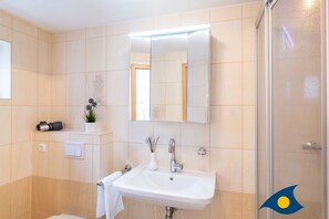 Shower, hair dryer, towels - Apartment (Appartment) Curr 02 Garden Street -. Apartment (Appartment) Curr 02 Garden Street. (Heringsdorf)