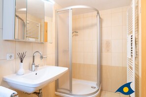Shower, hair dryer, towels - Apartment (Appartment) Curr 02 Garden Street -. Apartment (Appartment) Curr 02 Garden Street. (Heringsdorf)