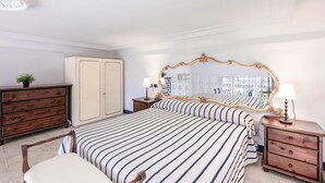 A bedroom with a large bed, a wardrobe, a dresser, a nightstand, and a mirror. - Cozy apartment in Rapallo GE with WiFi (Rapallo GE)