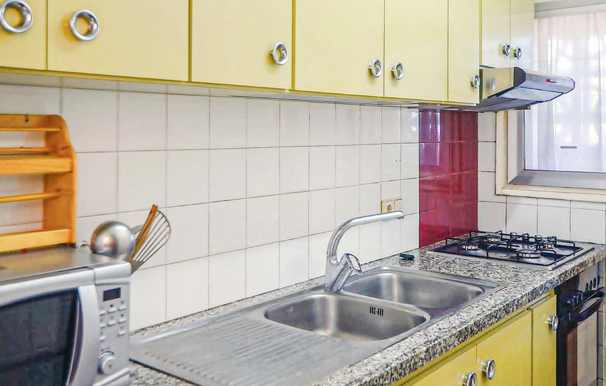 Frigorífico, placa de cocina y cafetera o tetera