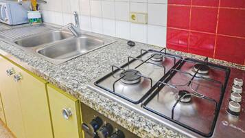 Een koelkast, een kookplaat, een koffiezetapparaat/waterkoker