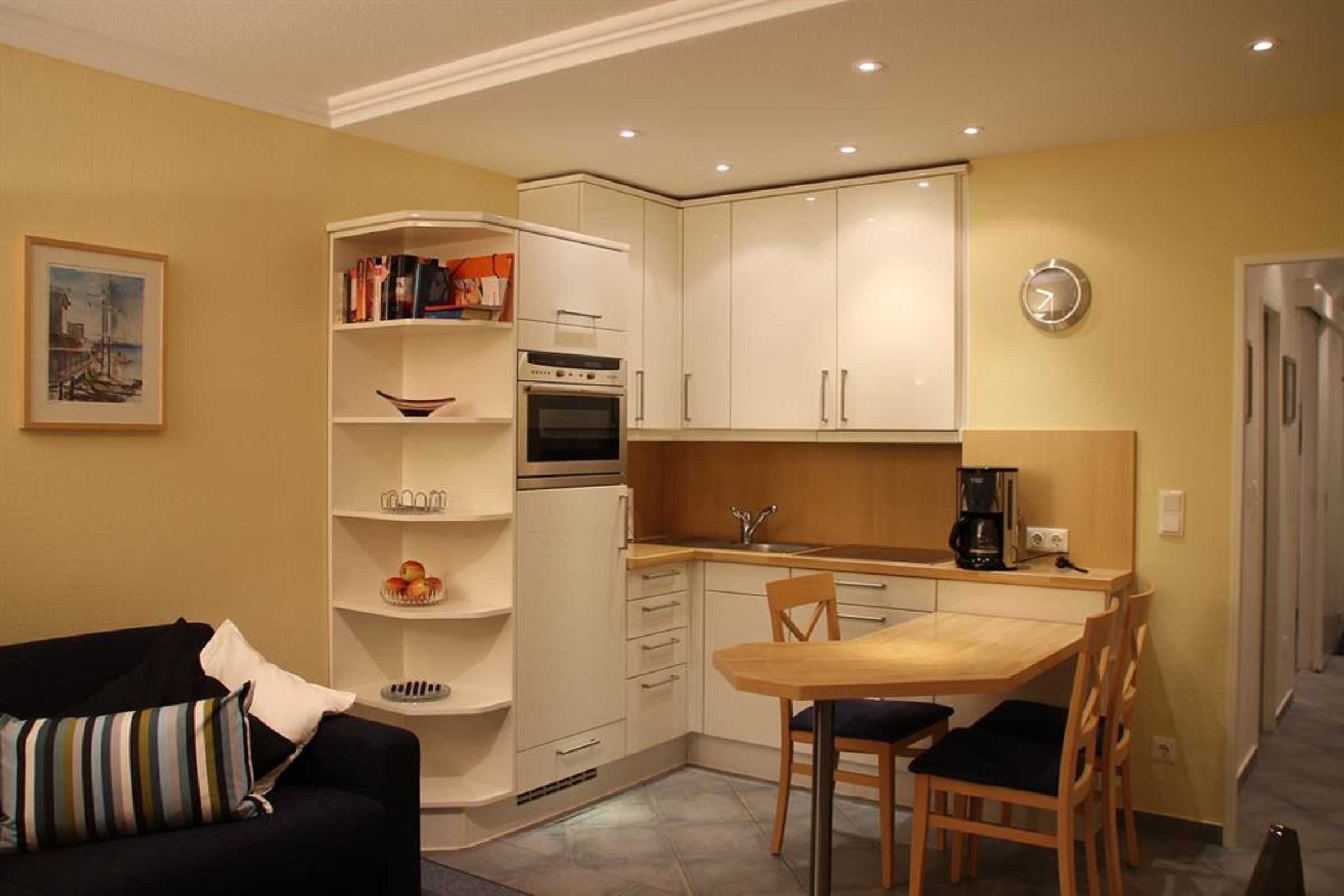 Een koelkast, een magnetron, een oven