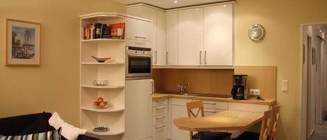 Een koelkast, een magnetron, een oven