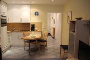 Réfrigérateur, four à micro-ondes, un four