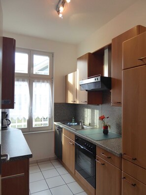 Kühlschrank, Mikrowelle, Ofen, Geschirrspüler